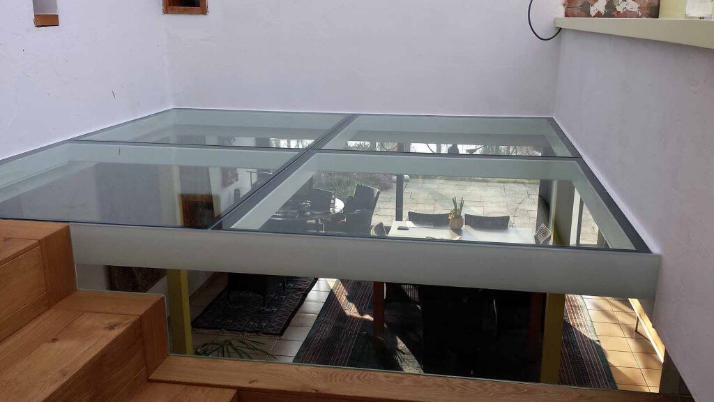 Pglas - Glazen vloer helder glas in 4 delen in witte stalen kader 003